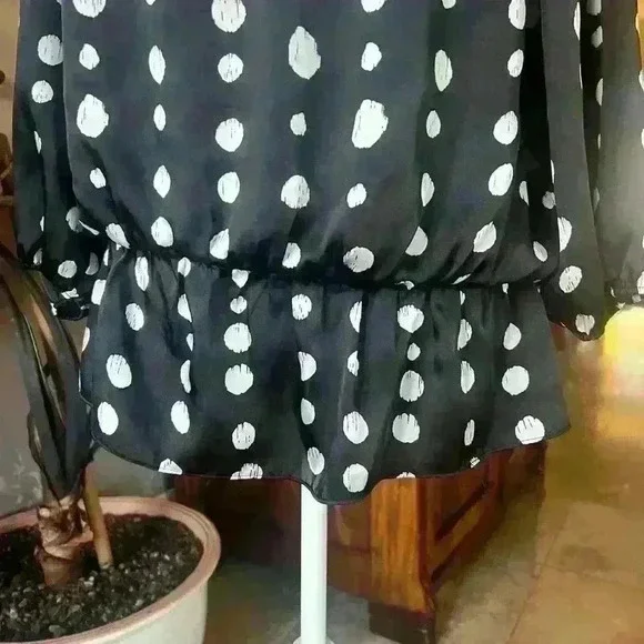 Vince Camuto  blouse large. Black with white polka dots. Elastic drop waist - Picture 6 of 11